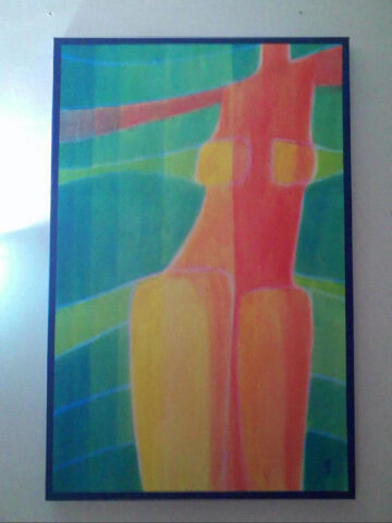 Fotografía de un cuadro colgado en una pared: forma alargada en rojo y amarillo similar a un torso, sobre fondo a rayas verdes y azules.