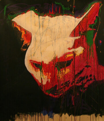 Gato blanco con goteos rojos y verdes sobre fondo bordó oscuro y negro, con salpicaduras de pintura en el borde inferior.