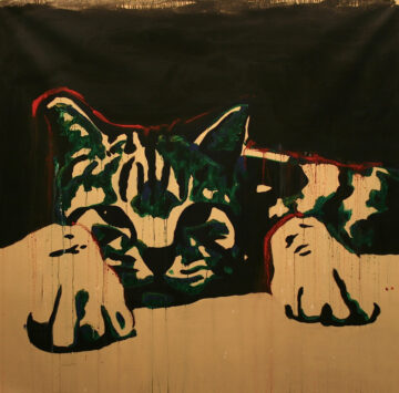 Rostro de gato en rayas verde oscuro y crema con los ojos entrecerrados, goteos rojos en las orejas y patas apoyadas sobre un borde beige, fondo negro.
