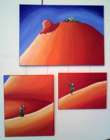 Tríptico de pinturas de una duna anaranjada sobre cielo azul, con una pequeña figura humana verde y gris trepando o cayendo por la pendiente en cada una.