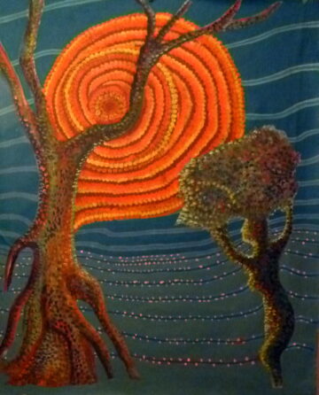 Árbol con raíces expuestas y un gran anillo naranja concéntrico como un sol detrás del tronco, sobre fondo azul con líneas onduladas; a la derecha una segunda figura con textura similar.