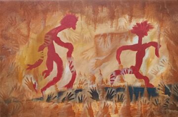 Dos figuras humanas estilizadas en rojo, en pose de marcha, rodeadas de manos en negativo estilo arte rupestre; fondo ocre y sepia con manos oscuras en la base.