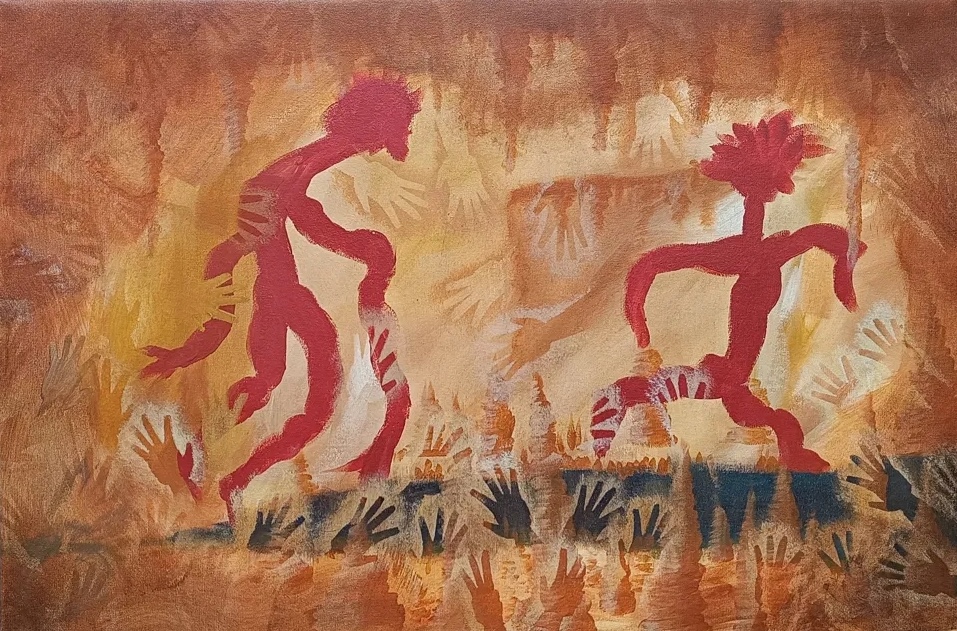 Dos figuras humanas estilizadas en rojo, en pose de marcha, rodeadas de manos en negativo estilo arte rupestre; fondo ocre y sepia con manos oscuras en la base.